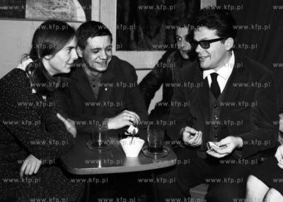 Aktor Zbigniew Cybulski w klubie studenckim. ( lata60...