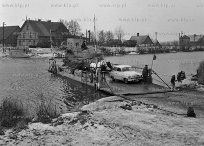 Przeprawa promowa w Kępinach Wielkich na Nogacie.
01.1969
0002305z_styczen1969
Fot....