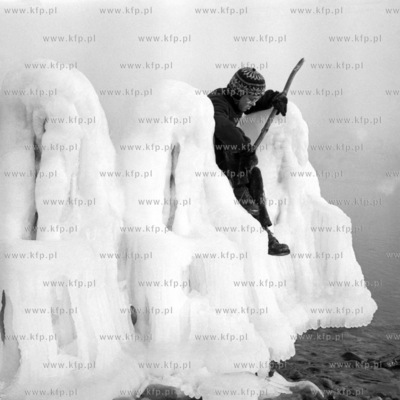 Zimowa zabawa na górze lodu. (lata60). 1962 0007888z...