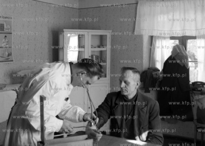 Mierzenie ciśnienia w gabinecie lekarskim. (lata50).19580008097zFot....