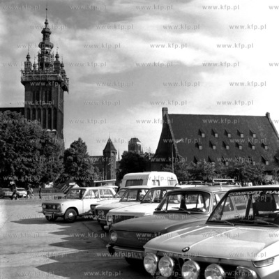 Parking przed budynkiem NOT przy ul. Rajskiej w Gdańsku....