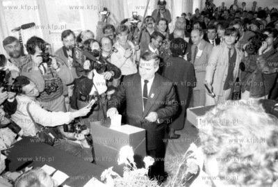 Lech Walesa oddjacy glos w wyborach prezydenckich.
1990
Fot....