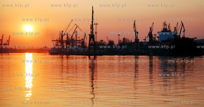 W gdynskim porcie o zachodzie slonca.  27.04.2007 Fot....
