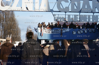 Stan Wojenny w Polce. Stoczniowcy pod brama nr 2 Stoczni...