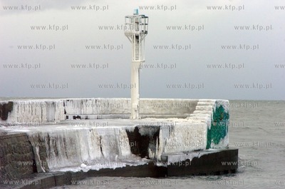 Oblodzone glowki przy wejsciu, do portu w Ustce.
08.01.2009...