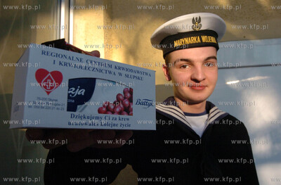 Kilkudziesieciu marynarzy, z usteckiego CSMW, oddalo...