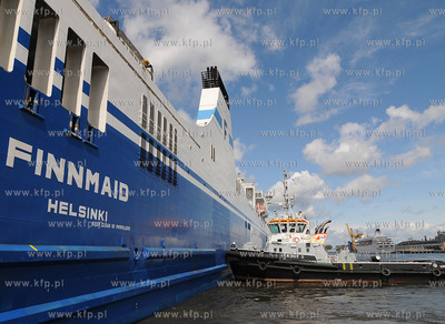 Gdynia. Do nabrzeza w Baltyckim Terminalu Kontenerowym...