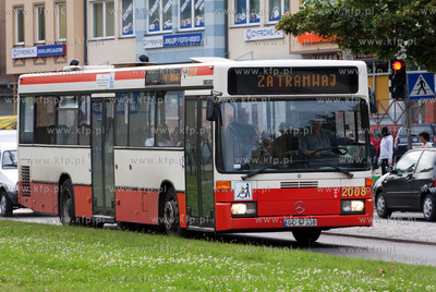 Gdansk. Uszkodzona przez drzewa trakcja tramwajowa...