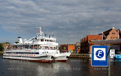 Gdansk. Tramwaj wodny Opal kursujacy na trasie Gdansk...