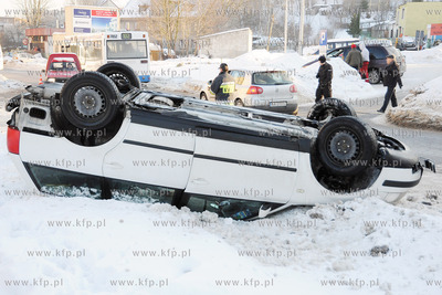 Biały Volkswagen Passat dachowal na ul. Komandorskiej...