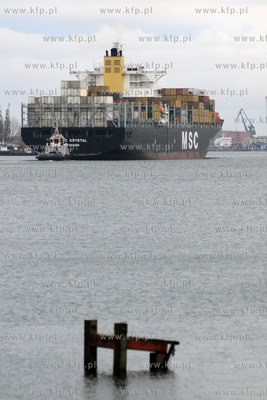 W Baltyckim Terminalu Kontenerowym (BCT) rozladowywany...