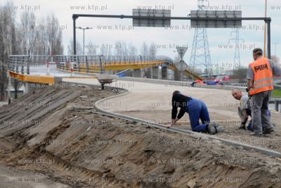 Prace wykonczeniowe estakady rowerowej wzdluz Estakady...