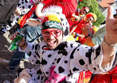 Gdansk. Ulica Dluga. Hiszpanscy kibice na ulicach starego...