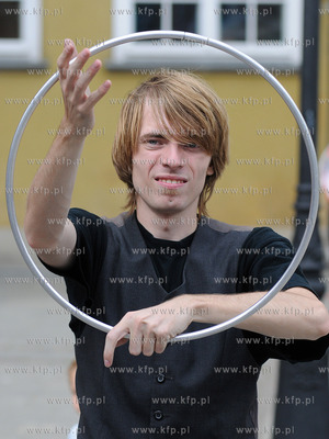 Pokaz zonglerki artystycznej w wykonaniu Krzysztofa...