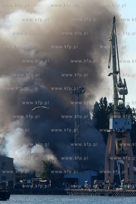 Pozar hali na terenie stoczni Marynarki Wojennej w...