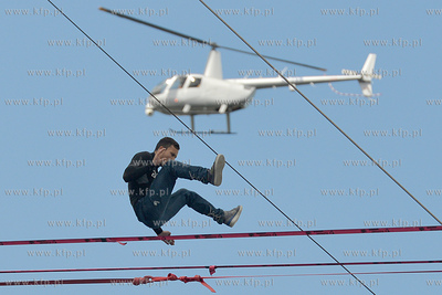 25 metrow nad pokladem Daru Mlodziezy zacumowanym przy...
