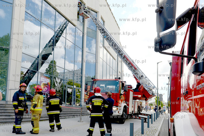Gdynia. Straż pożarna usuwa pękniętą szybę w...