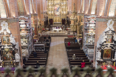 Pierwsza niedzielna msza swieta w Bazylice Katedralnej...