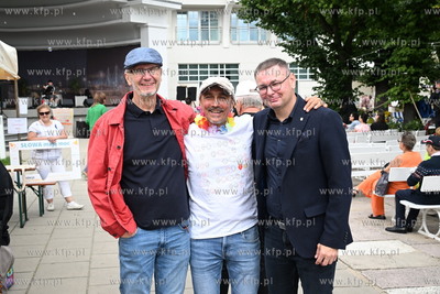 Symboliczne przejście przez Drzwi do Tolerancji. Marsz...