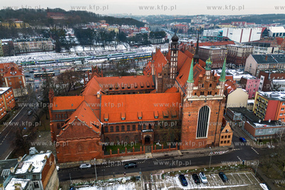 Widok na Muzeum Narodowe i kościół Swiętej Trójcy...