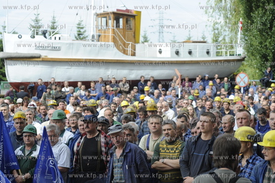 Protest stoczniowcow ze Stoczni Gdynia w związku z...