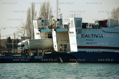 Prom RO-RO BALTIVIA w Gdanskim Porcie. Ciezarowki wyjezdzajace...