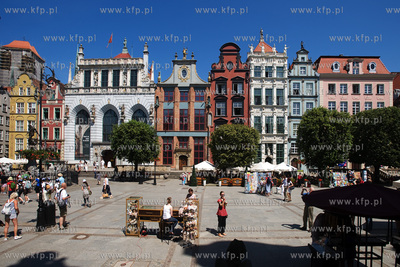 Gdansk, Dlugi Targ. Po lewej Dwor Artusa, przed nim...