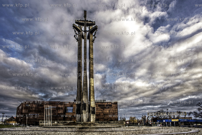 Gdansk, pomnik Poleglych Stoczniowcow 1970. W tle Europejskie...
