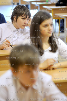 Szostoklasisci pisza testy kompetencyjne. Na zdjeciu...