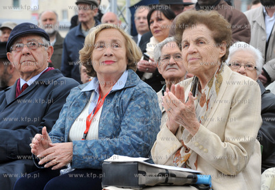 Przed Dworcem PKP w Gdansku odslonieto pomnik poswiecony...