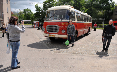 Prezentacja zabytkowego autobusu marki Jelcz popularnego...