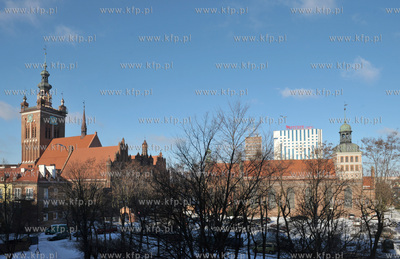 Koscioly sw. Katarzyny i sw. Brygidy. W oddali hotel...