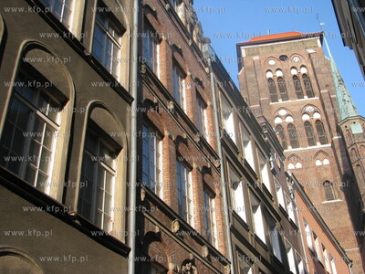 Gdansk. Kosciol Mariacki i kamieniczki na ulicy Kaletniczej....