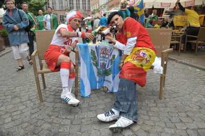 Gdansk, ul. Piwna. Irlandzcy i hiszpanscy kibice bawia...
