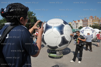 Pamiatkowe zdjecie przy pilkach umiejscowionych na...