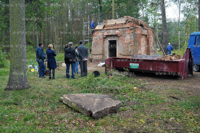 Renowacja grobowca Gralathow w Sulminie gmina Zukowo...