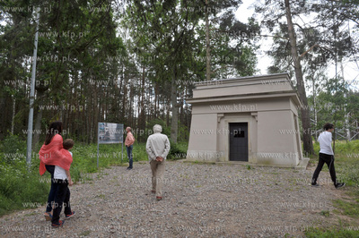 Sulmin wies na Kaszubach. Grobowiec Gralathow. 19.06.2014...