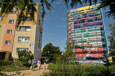 Na bocznej fasadzie bloku na ulicy Skarzynskiego 10a...