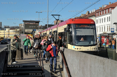 Gdansk. Tramwaj Pessa na przystanku na ul. Waly Jagiellonskie....