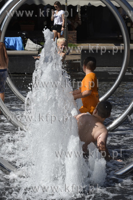 Chwila ochłody w fontannie na placu im. Jana Heweliusza...