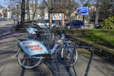 Sopot. Rowery metropolitalne MEVO zaparkowane przed...