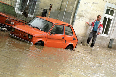 Powodz w Gdansku. Zalana ulica Goscinna; 10.09.2001...