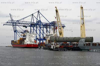 Gdansk. Gdanski terminal kontenerowy DCT - wyladunek...