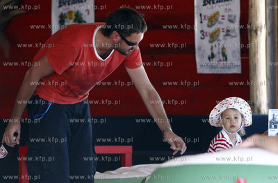 Polwysep helski. Marcin Prokop nad morzem z coreczka.
23.07.2008
fot....
