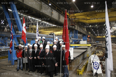Stocznia Gdansk. Hala K-1. Rozpoczecie ciecia blach...