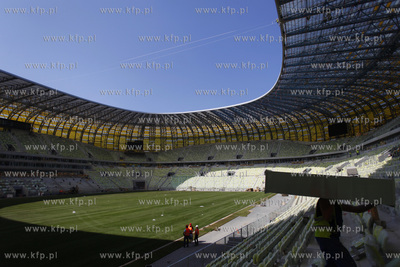 Gdansk. Polozono murawe na plycie boiska stadionu PGE...