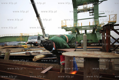 Gdynia. Zaladunek elementow tzw. stacker reclaimer,...