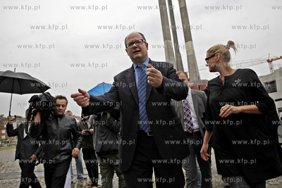 Gdansk. Zlozenie kwiatow pod pomnikiem Poleglych Stoczniowcow...