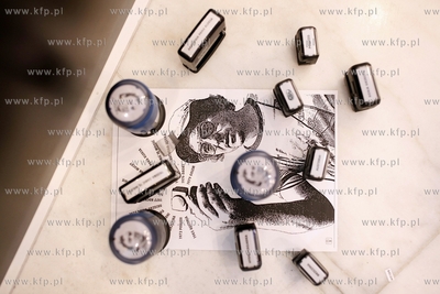 38 Gdynia Festiwal Filmowy. Stoisko PISF. Nz. portretowanie...