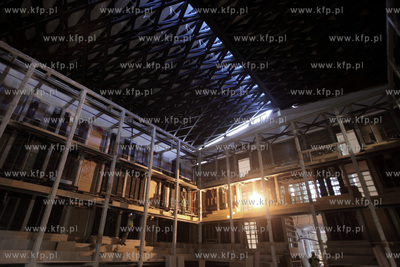 Budowa Teatru Szekspirowskiego w Gdansku. Nz. otwierany...